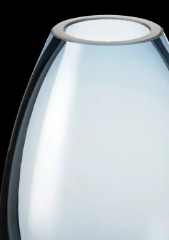 Holmegaard Vase H11.5 cm i blå fra serien Cocoon | Køb her