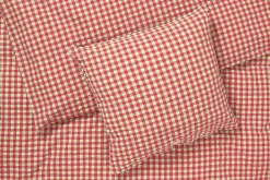 JUNA Sengetøj 200x220 cm i rød fra serien Bæk&Bølge