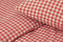 JUNA Sengetøj 140x220 cm i rød fra serien Bæk&Bølge