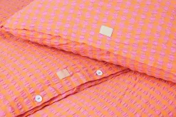 JUNA Sengetøj 150x210 cm i rosa fra serien Bæk&Bølge