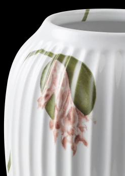 Kähler Hammershøi Poppy Vase H21 hvid m. deko | Køb her